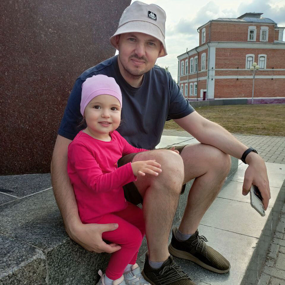 Мы с дочей на одной из последних прогулок, фотограф - жена.