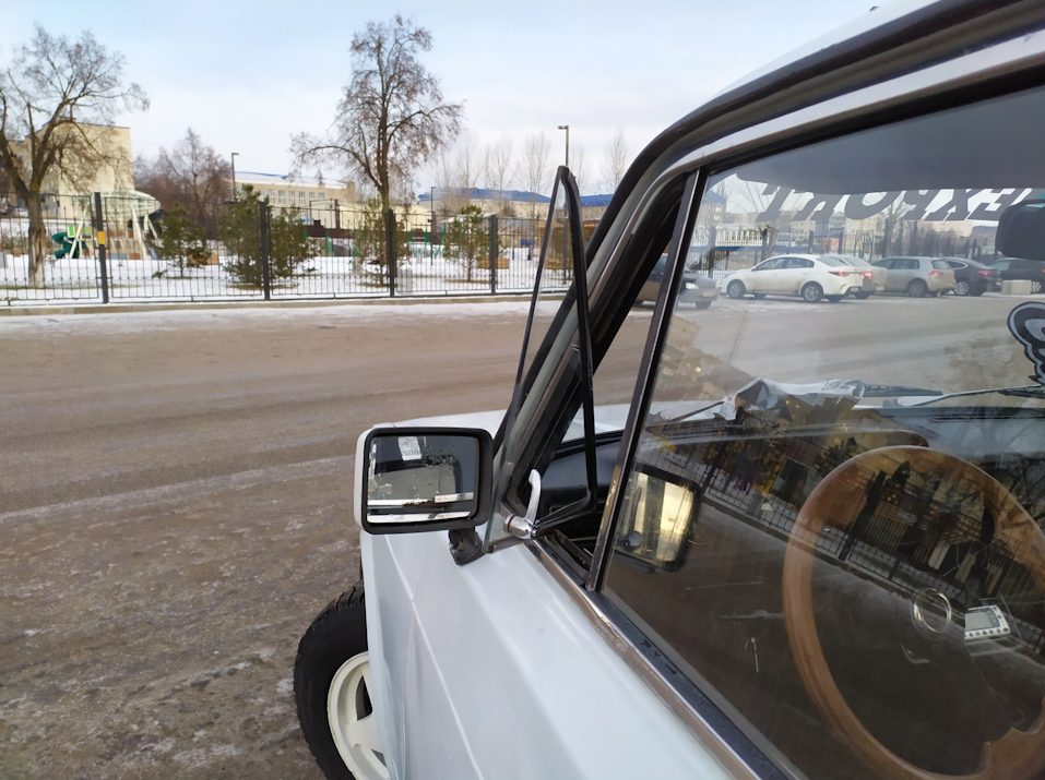 Маленькое окошко, расположенное на передних стёклах автомобиля