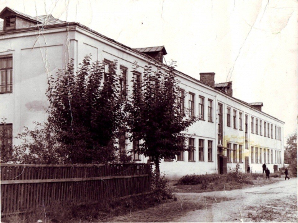 Фото школы 1963 года. Слева виден сад. Фото из Интернета.