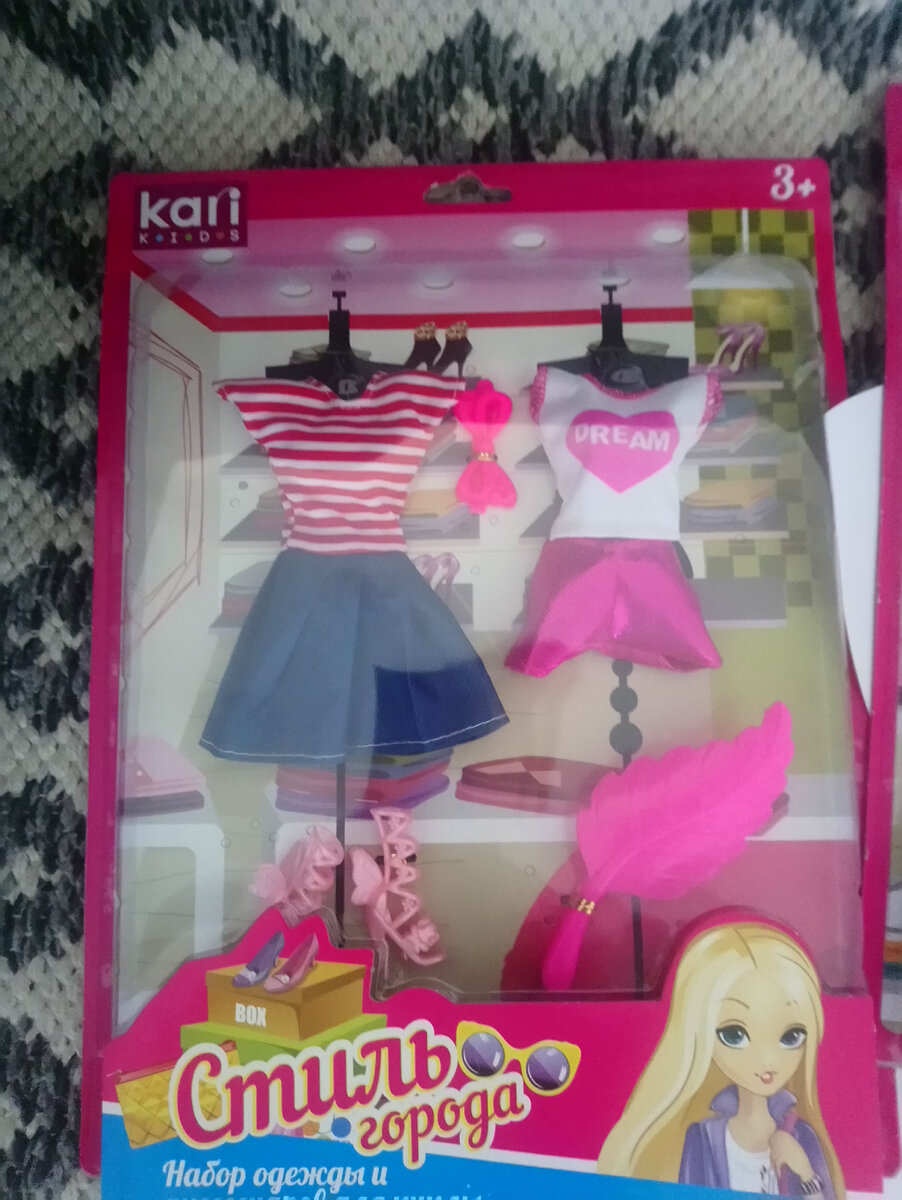 симпатично. Главное есть обувь и сумочки.