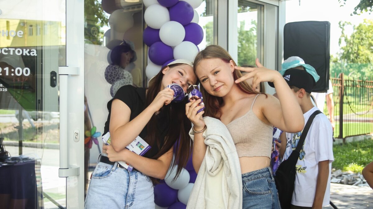     Ещё один фирменный павильон Владивостокской фабрики мороженого «Урса» появился в Артёме. В честь торжественного открытия самым маленьким горожанам и их родителям подарили настоящий праздник.