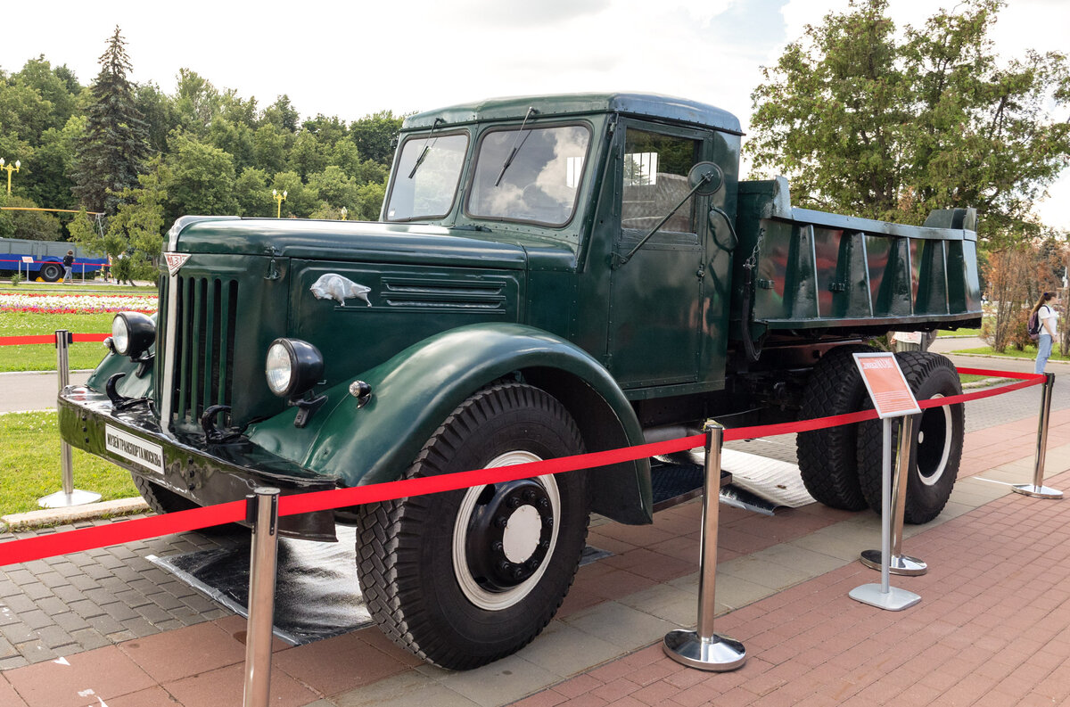 Ретрорейс» прокатился по Москве: самые яркие автомобили | Motor.ru | Дзен