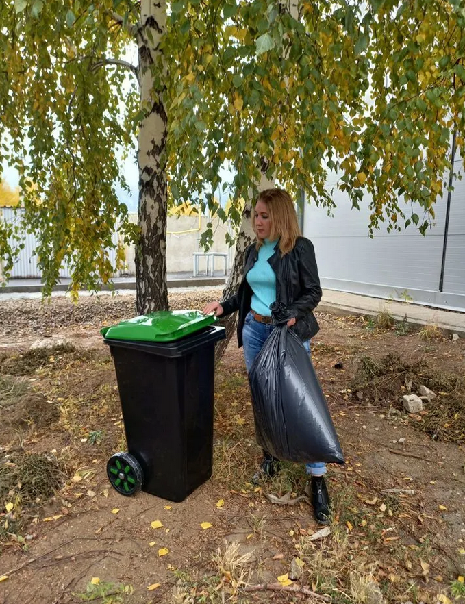 Мусорный бак с колесами или нет – что выбрать?