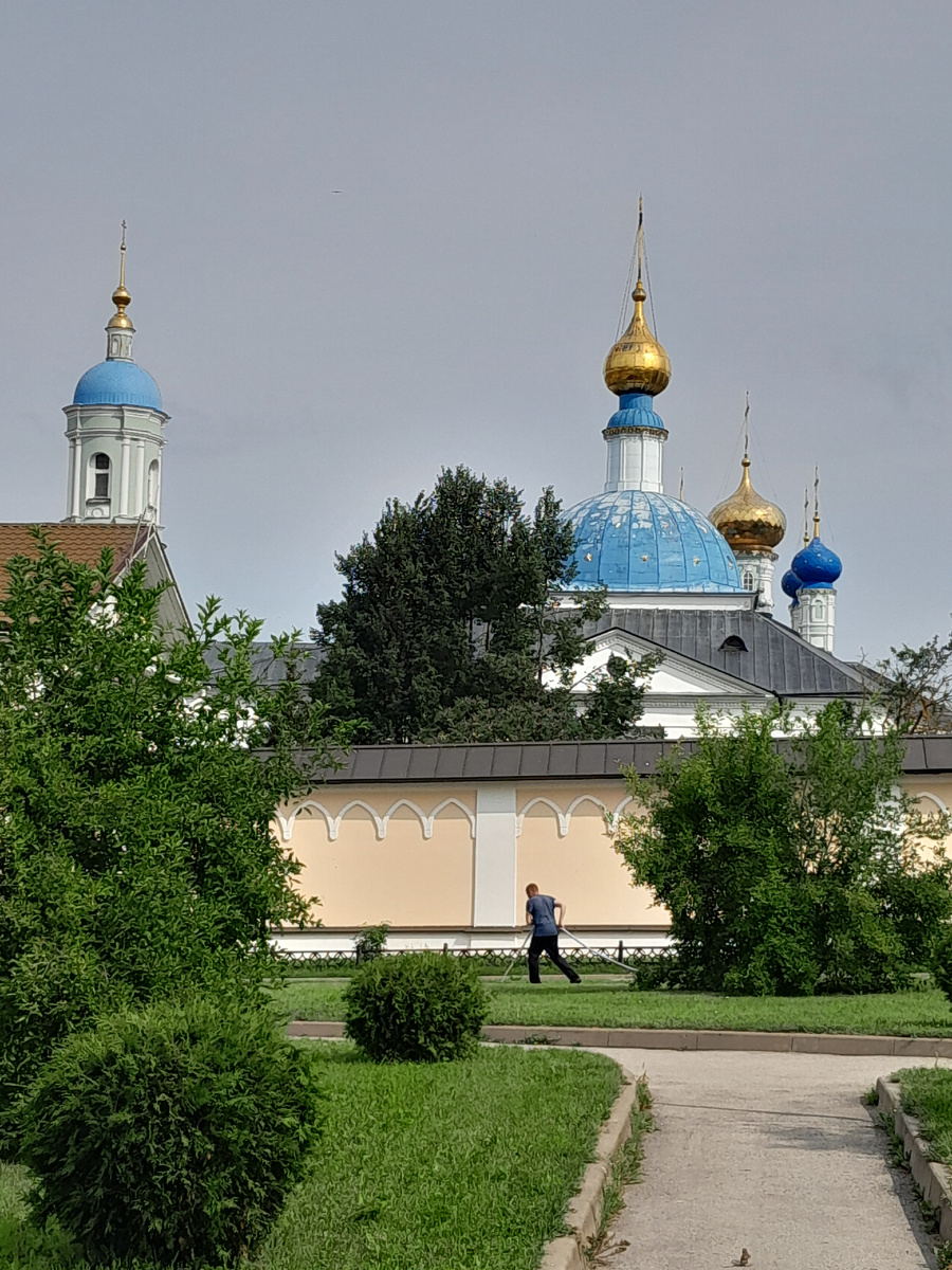 За оградой монастыря.