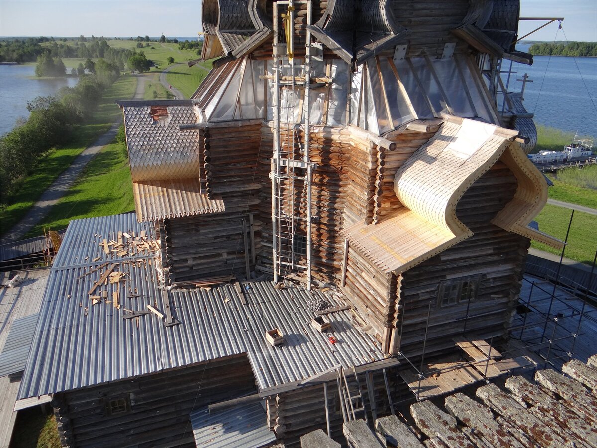 Полная замена кровель на Преображенской церкви, никакой консервации и реставрации, что очень традиционно.