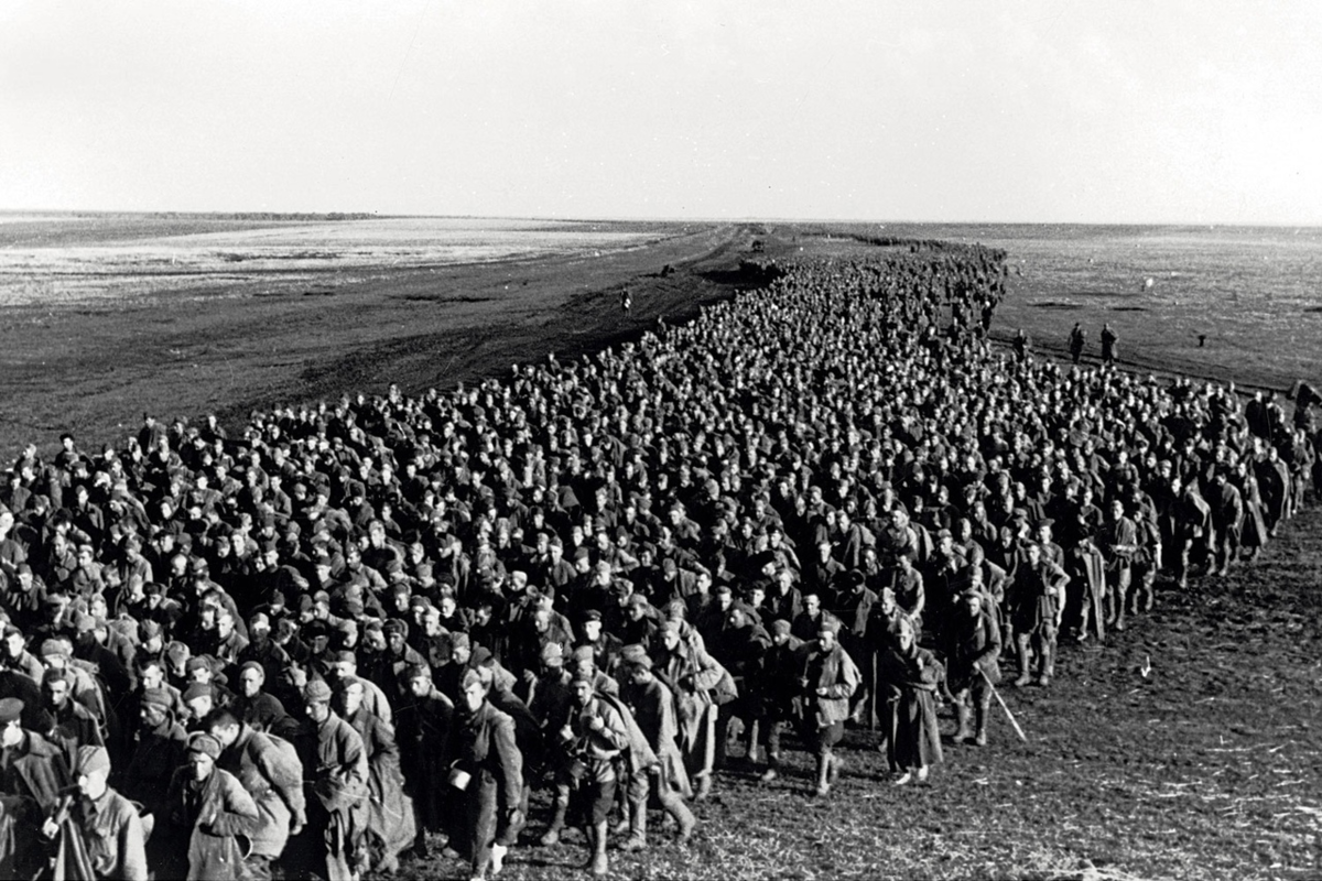 При каких обстоятельствах попал в плен. Колонна советских военнопленных 1941. Киевский котёл 1941 пленные. Киевский котел 1941 военнопленные армии. Вяземский котел 1941 лагерь военнопленных.