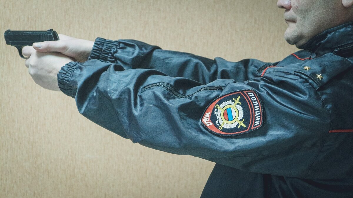     Житель Кстовского округа на снегоболотоходе нарушил правила ПДД и едва не переехал сотрудника госавтоинспекции. Чтобы остановить его, полицейским пришлось стрелять. Об этом занимательном случае рассказали журналистам в пресс-службе МВД.