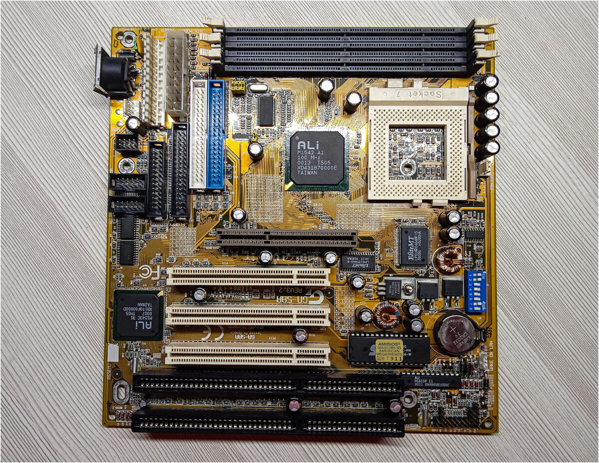 Материнская плата GIGABYTE GA-5AA (из моей коллекции).