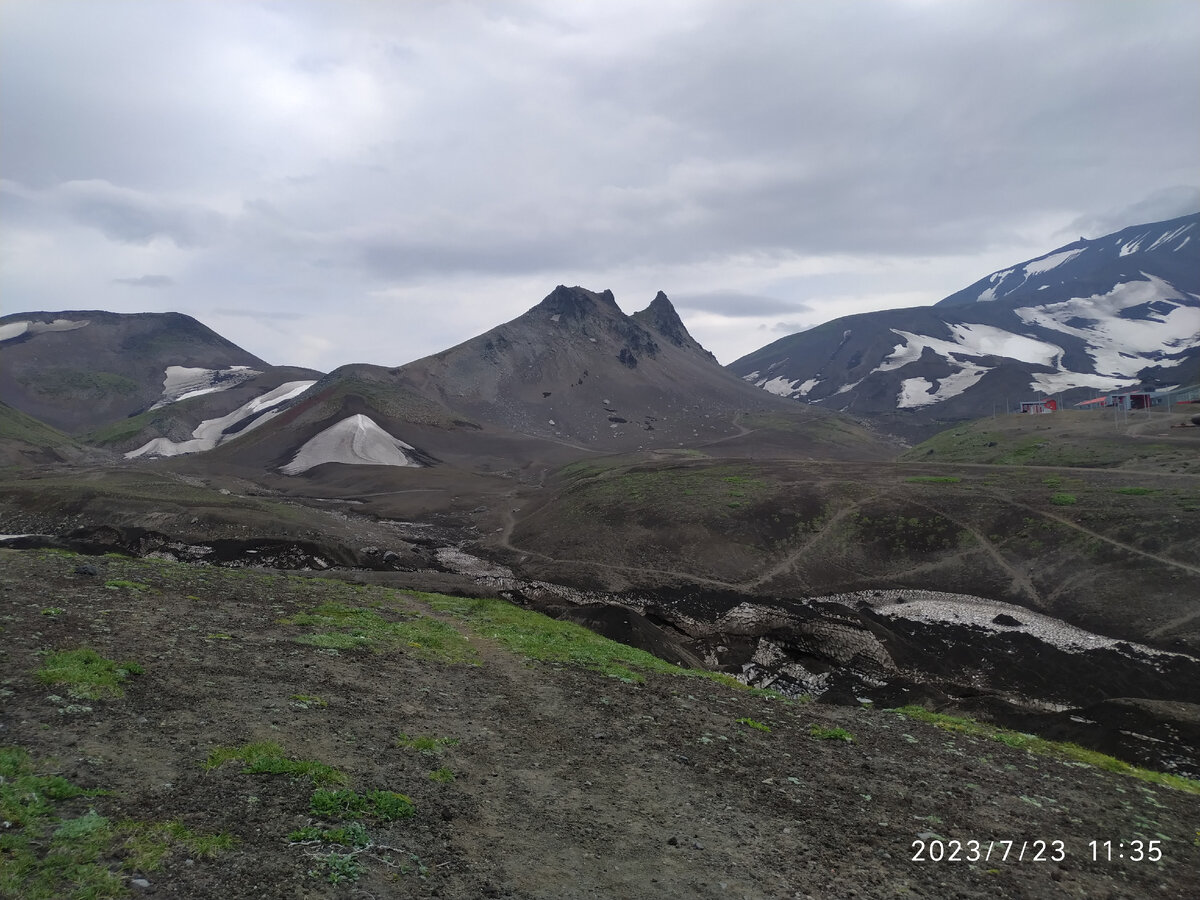 Слева Карякский вулкан, справа Авачинский вулкан, посередине Верблюд