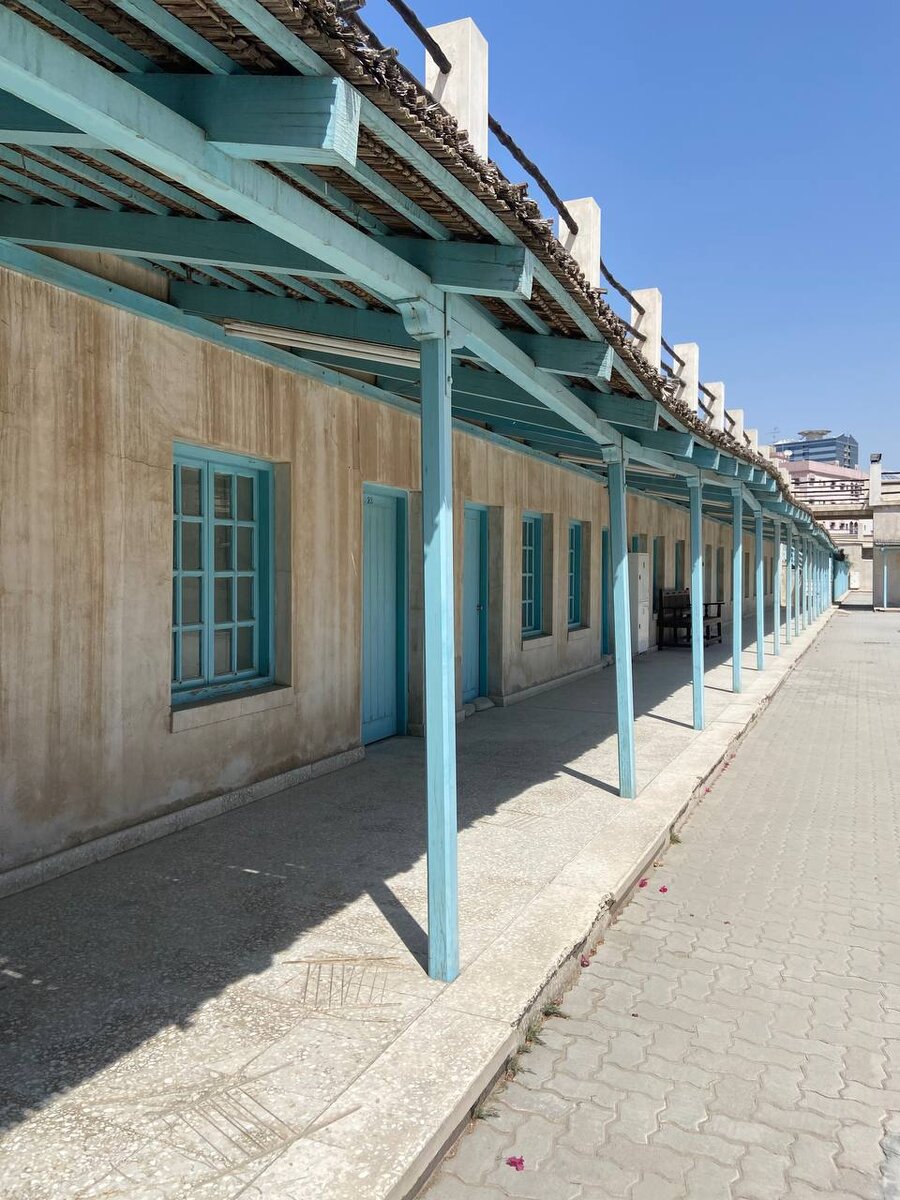 "Двор" музея и бывшее здание аэропорта Шарджи.