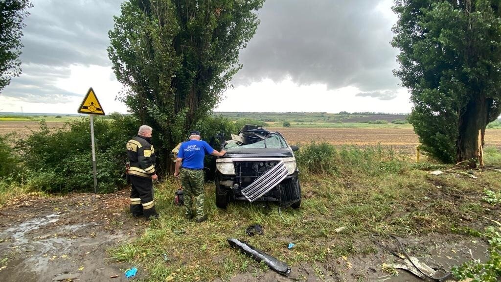     Три человека погибли и один пострадал в результате жесткого столкновения иномарки с деревом, рассказали в МВД Ростовской области.