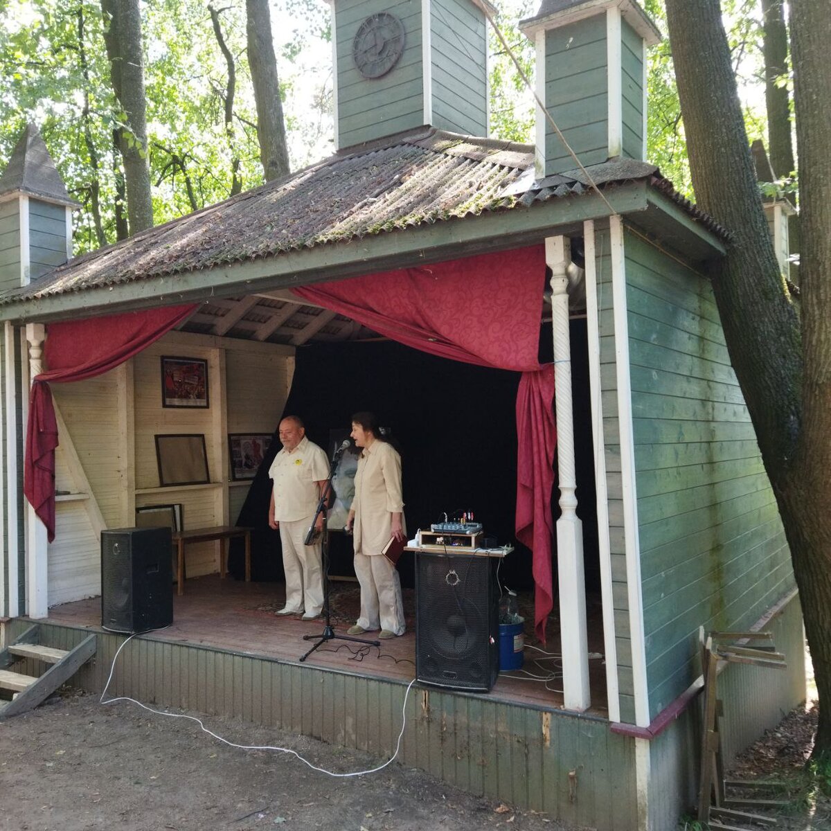 Открывают праздник поэт, Заслуженный работник культуры России Игорь Витюк и доктор филологических наук, ведущий научный сотрудник ИМЛИ РАН Анастасия Гачева