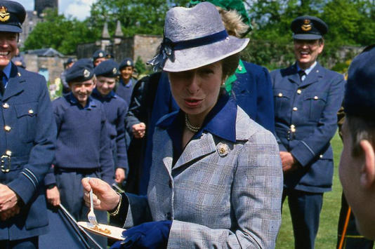 Принцесса Анна ест армейский паек, 1986 год.