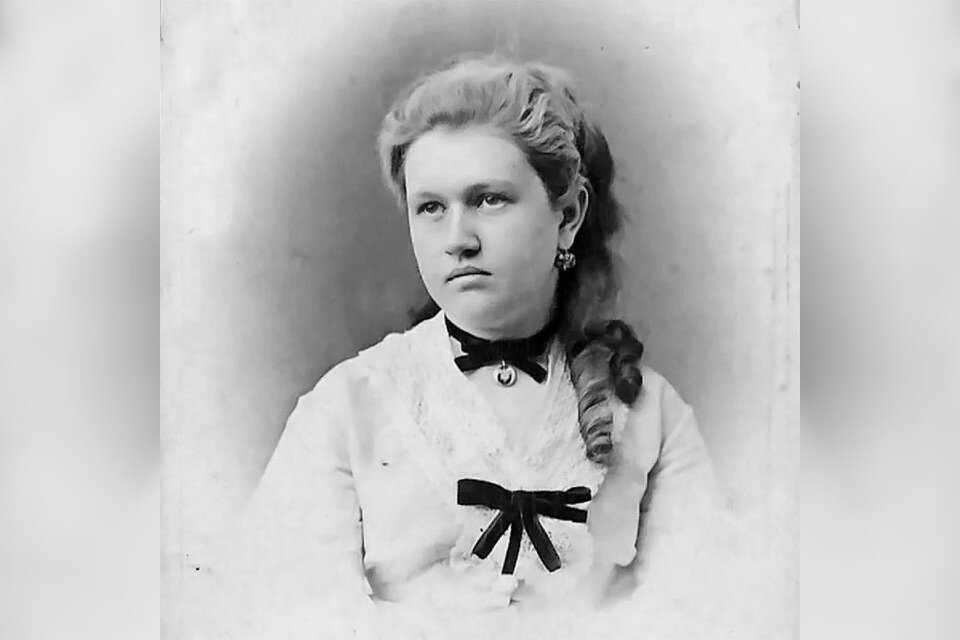    Графиня Александра Толстая оставила мужа-тирана и трех детей и ушла к безродному возлюбленному.