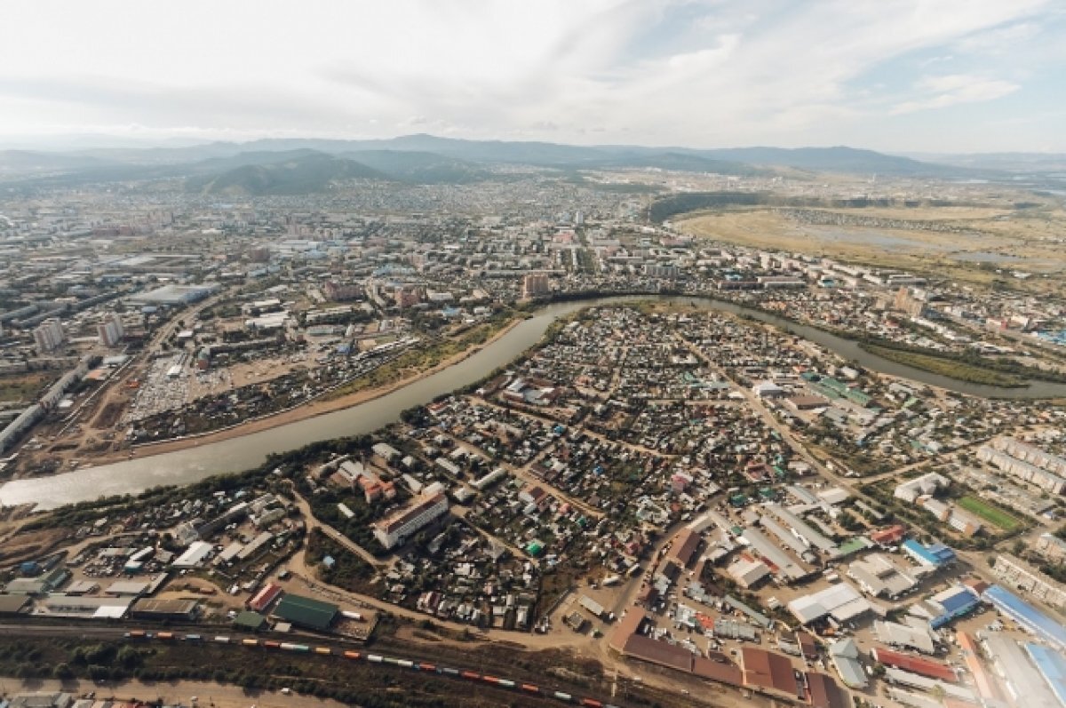    На площади Революции в Улан-Удэ художники разрисовывают арт-объекты