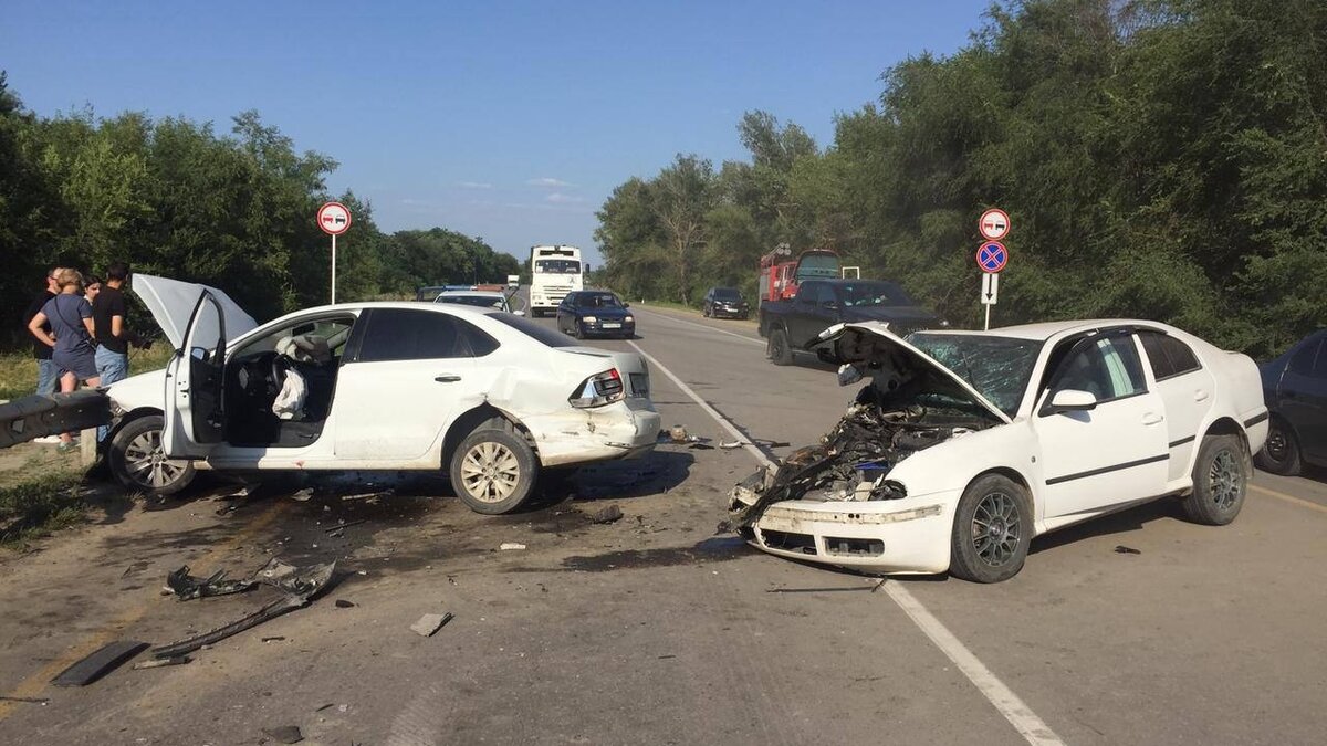     ДТП с участием трех иномарок произошло на трассе «Ростов — Волгодонск», сообщили в ГИБДД региона.