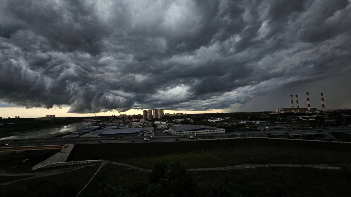     В сети появилось видео с последствиями урагана в Тюмени, бушевавшего на территории областной столицы 19 июля.