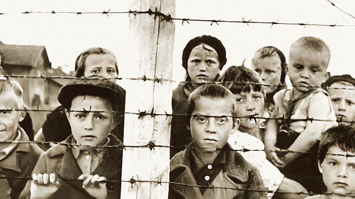 Концлагерь равенсбрюк дети узники. Дети концлагерей. Бухенвальд концлагерь. Аушвиц-биркенау освенцим. Освобождение узников освенцима 1945.