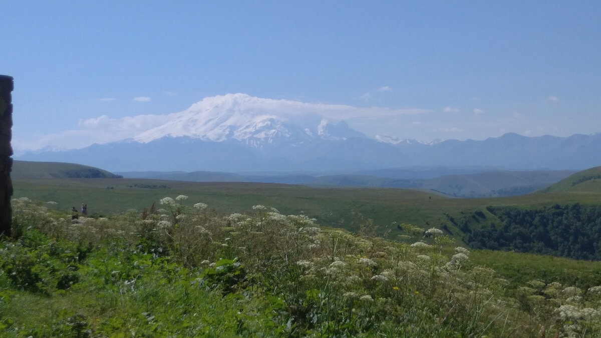 Двуглавая гора Эльбрус, расположенная на самой границе республик Кабардино-Балкария и Карачаево-Черкесия, чуть севернее Главного Кавказского хребта, — самая высокая точка России — по праву считается одним из семи чудес нашей страны.