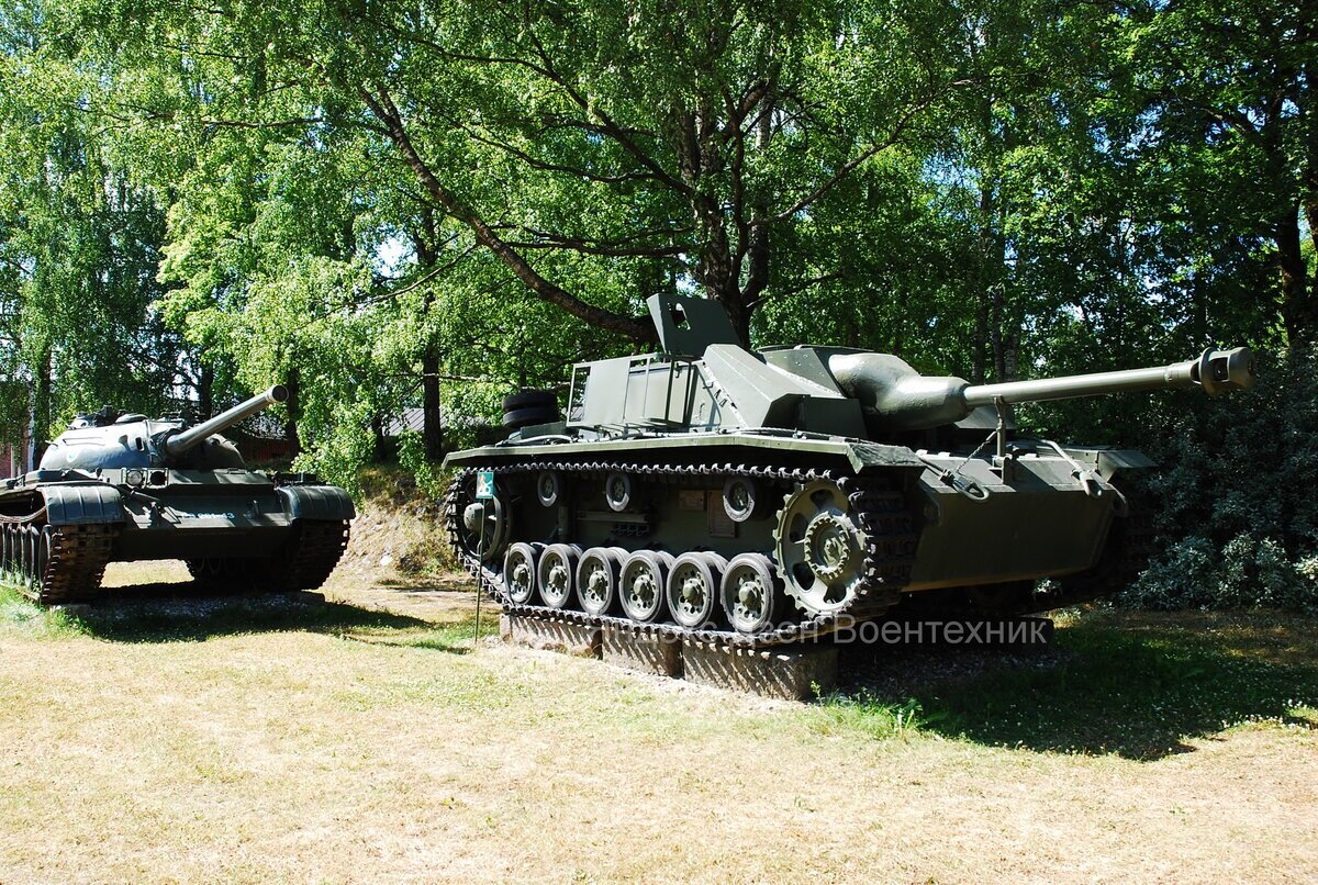 Советский танк Т-54 и немецкое САУ StuG.III Ausf.G. Авторское фото