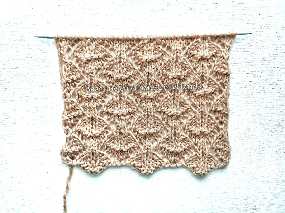 Ажурный узор с ромбами и рельефными линиями по центру