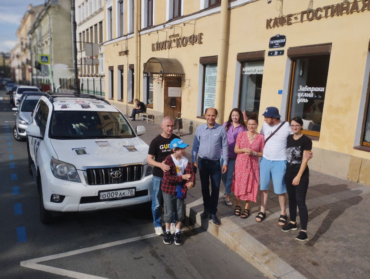 Первый экипаж смельчаков уже отправился из Петербурга в Мурманск. Собираемся там первого августа и отправляемся в путь.
