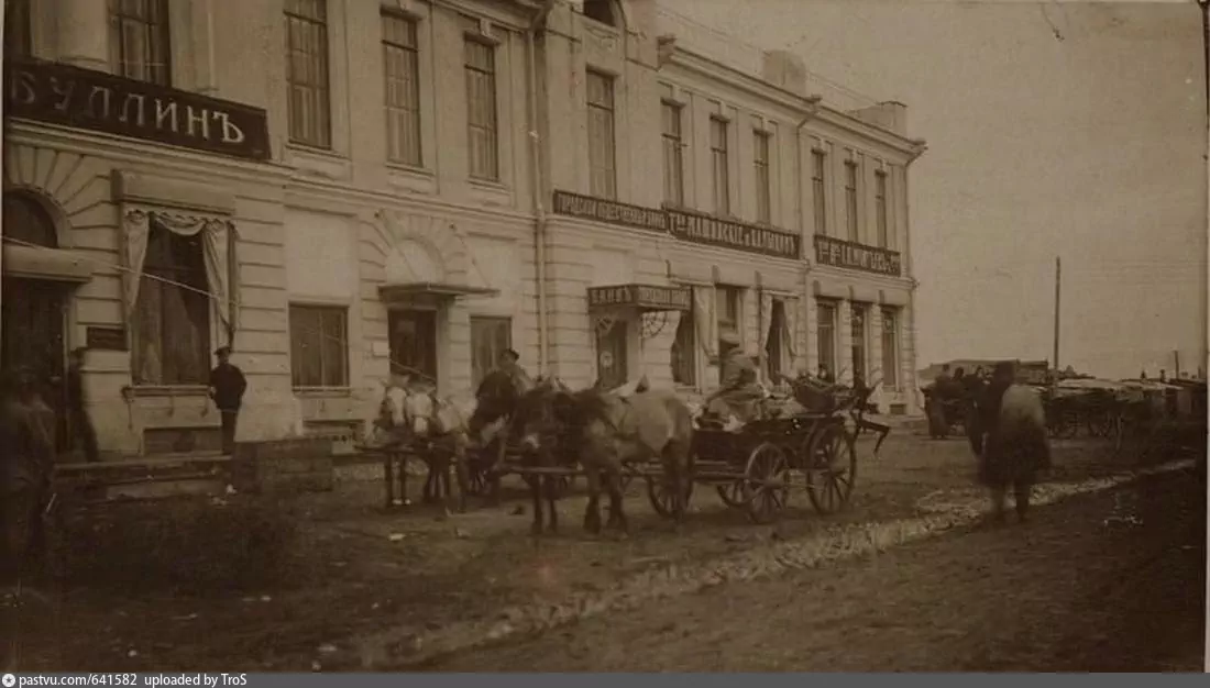 Сбор металла на нужды армии в Омске, 1915-й 
https://goskatalog.ru/portal/#/collections?id=8311432