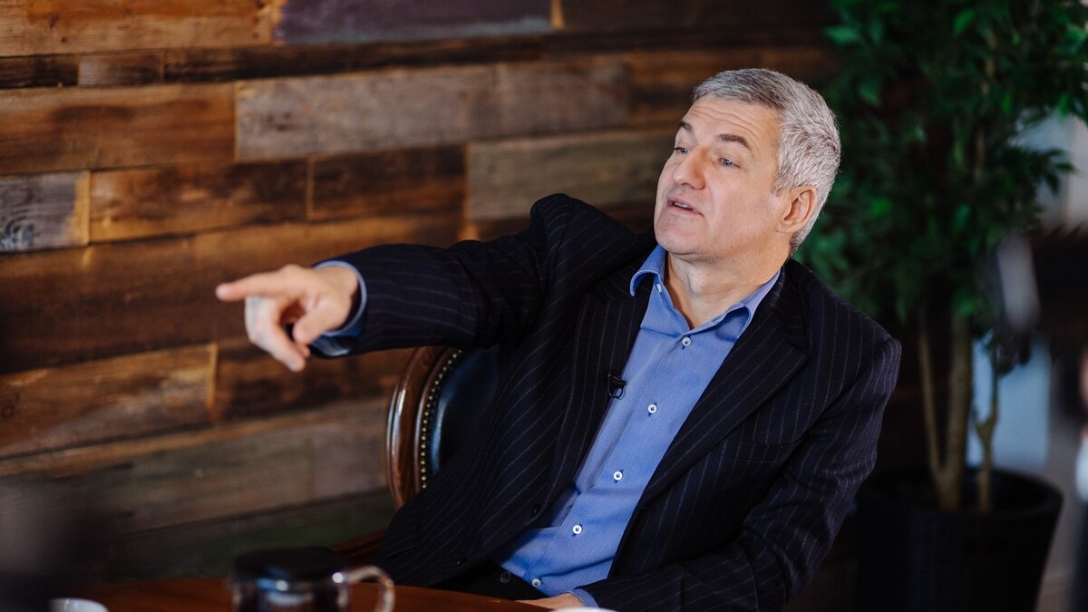     Артур Парфенчиков записал видео во время водной прогулки на каяке, ролик появился на его личной странице в соцсети.