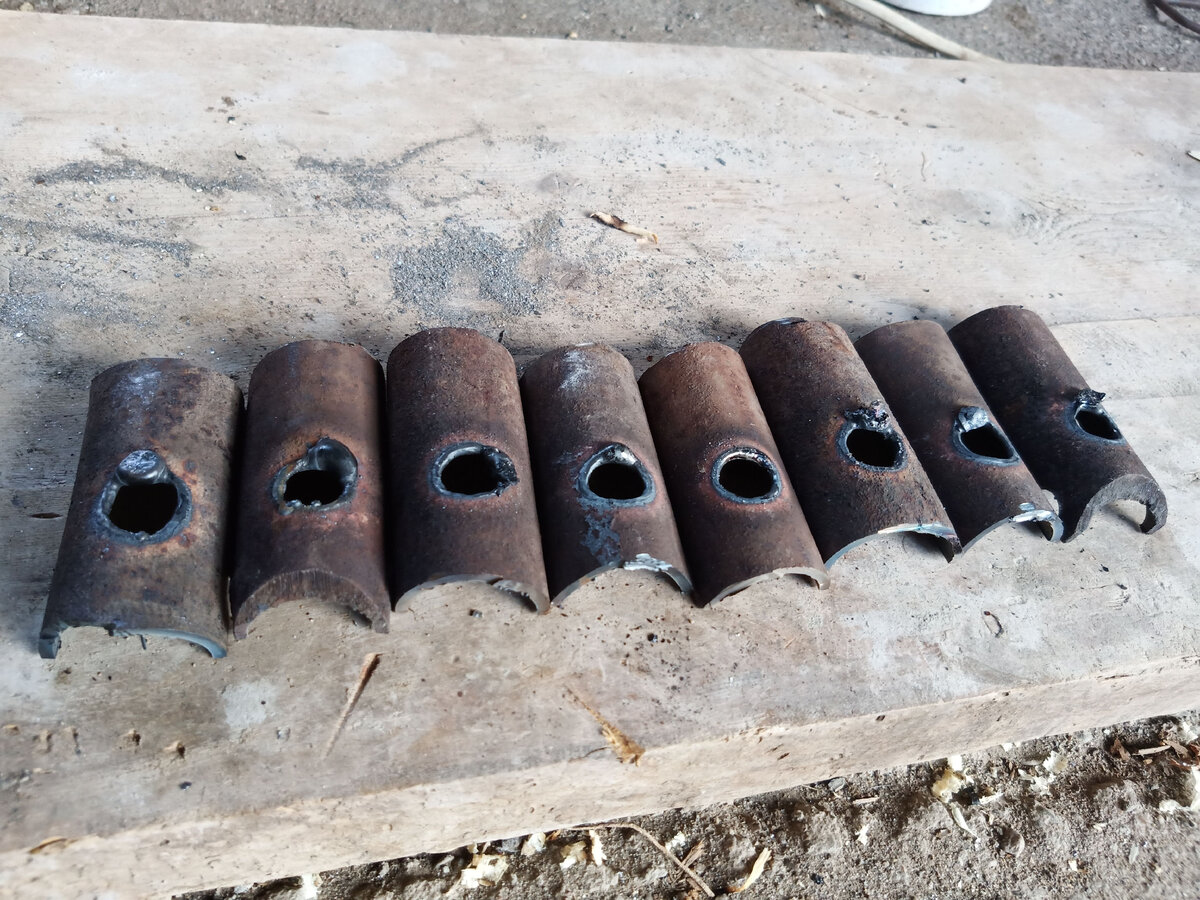 Отверстия диаметром около 12 мм выполнены при момощи электросварки