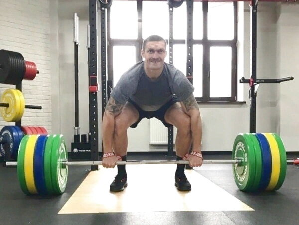 Александр Усик неплохо налегает на железо, почти как Эвандер Холифилд в свое время 