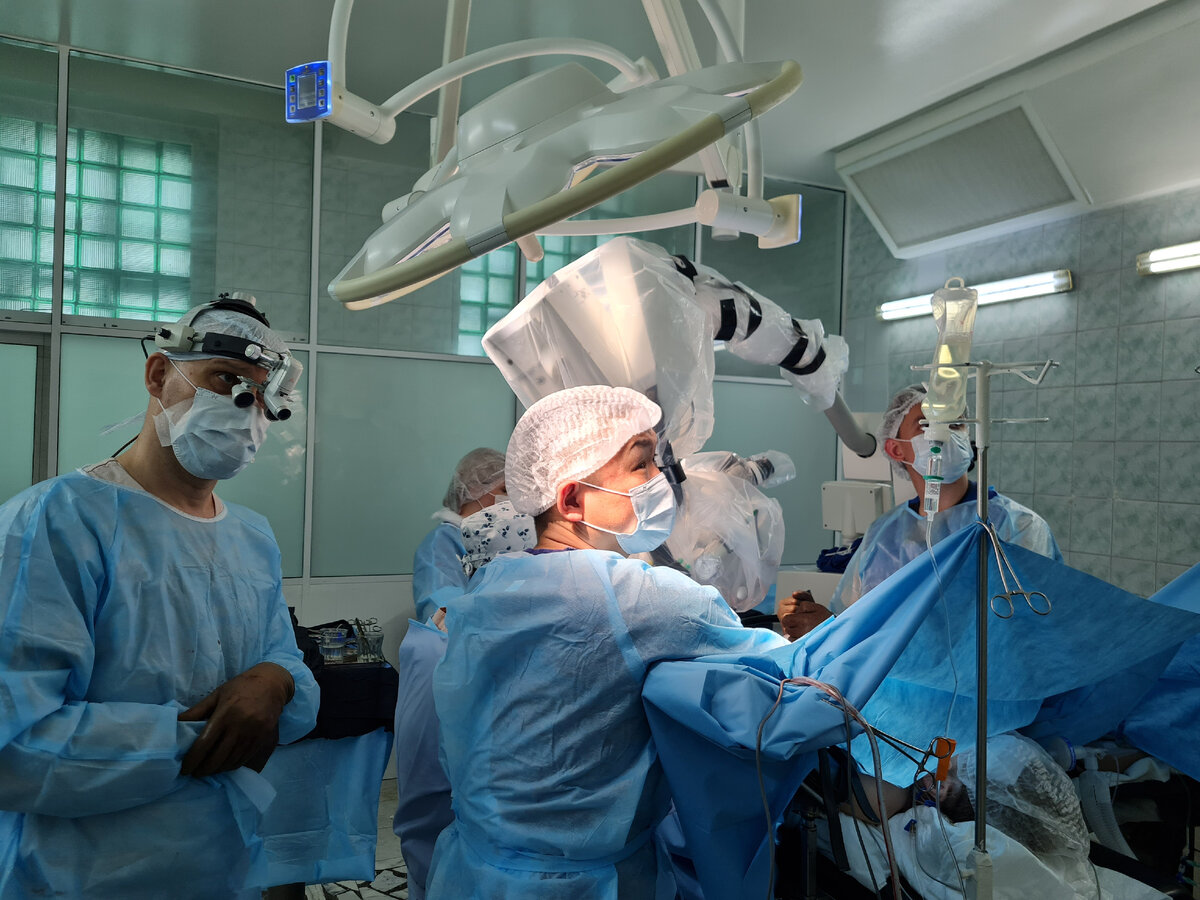 Операция с участием трёх хирургов продолжалась 10 часов