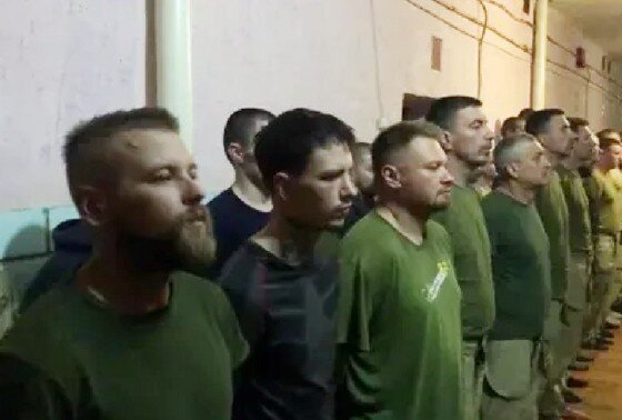   Сдавшиеся в плен бойцы ВСУ