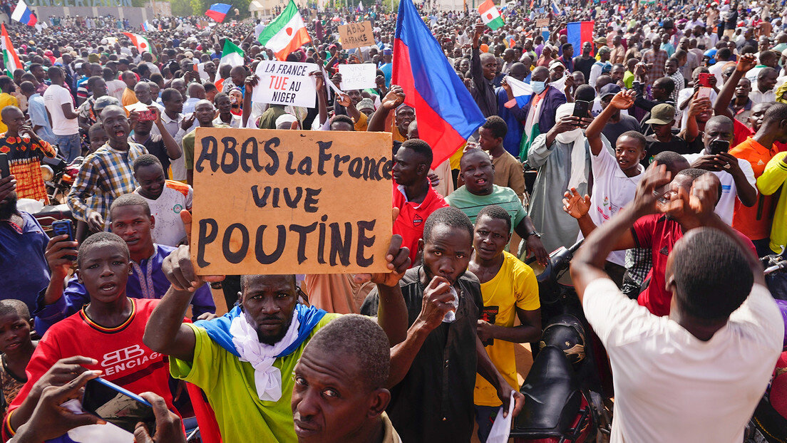 Una protesta en apoyo a los golpistas en Níger con una pancarta en la que se lee 'Abajo Francia, viva Putin', Niamey el 30 de julio de 2023. Sam Mednick / AP