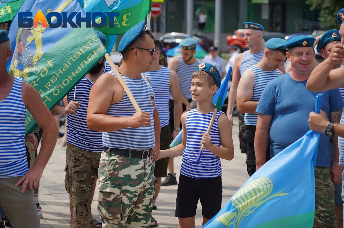 Слушать голубые береты полосат. Тельняшка "ВДВ". 2 Августа день ВДВ. Берет «ВДВ». ВДВ В фонтане.