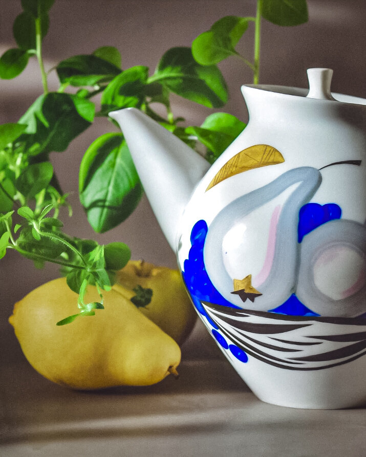 Доливной чайник из сервиза «Дары сада» («Фрукты») 1962 год, ЛФЗ. Автор формы «Утро» Владимир Лаврентьевич Семёнов, автор росписи Любовь Карловна Блак. Фото автора