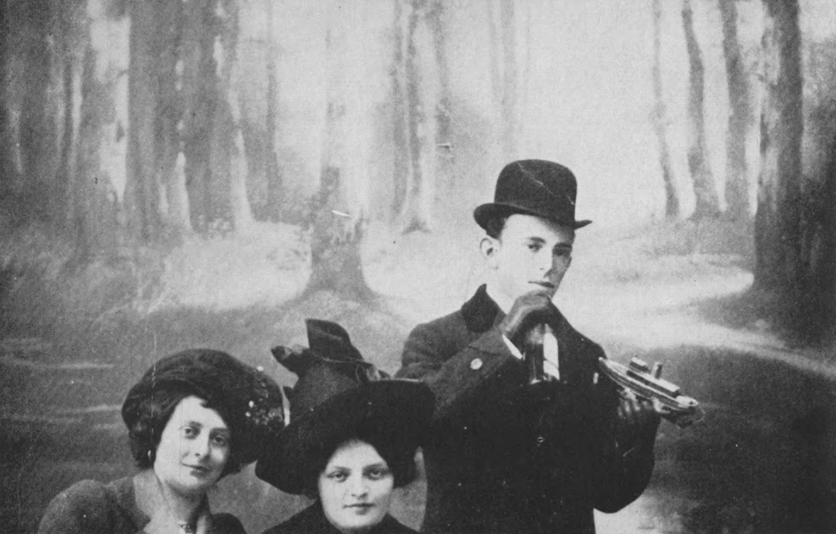 Осип Мандельштам с сестрами Кушаковыми 1912 (?) году. Фотография из личного архива Алексиса Раннита. Copyrihgt by Aleksis Rannit, Curator of Russian and East European Collection, Yale University, Box 1603. A Yale Station New Haven, Connecticut.