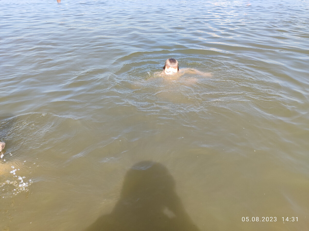 Паша полоскает лицо в воде🙈