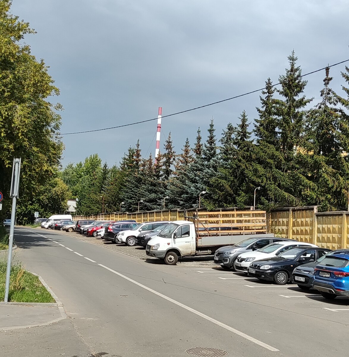 Большая парковка перед баней.