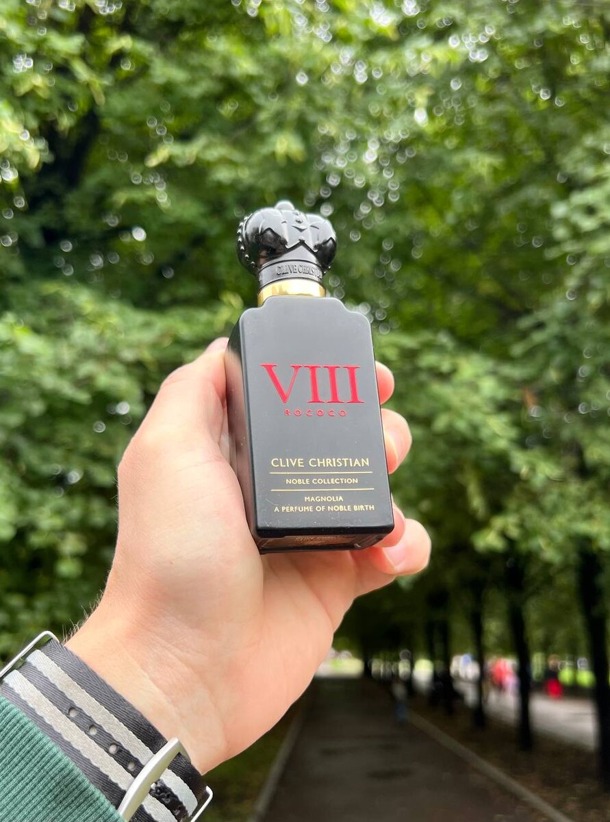 Женский аромат VIII Rococo Magnolia Clive Christian принадлежит к группе цветочные. ыпущен в 2017 году. Парфюмер: Angela Stavrevska. Верхние ноты: Лист черной смородины, Мандарин и Бергамот; средние ноты: Магнолия, Роза, Гвоздика (пряность) и Корица; базовые ноты: Дубовый мох и Сандал