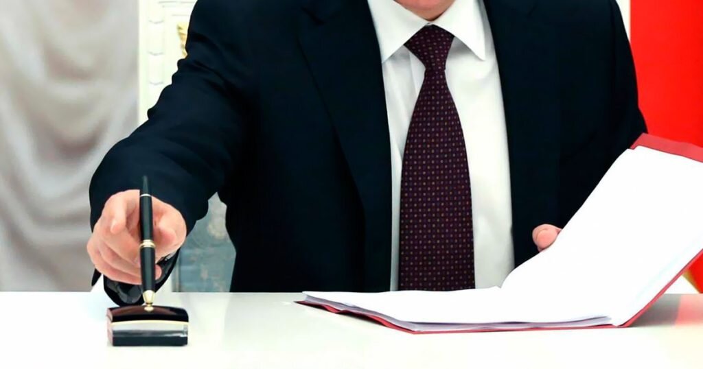 президент подписывает бумаги. чиновник подписывает бумаги. подписание фз президентом. подписание указа. обнародование закона президентом рф.