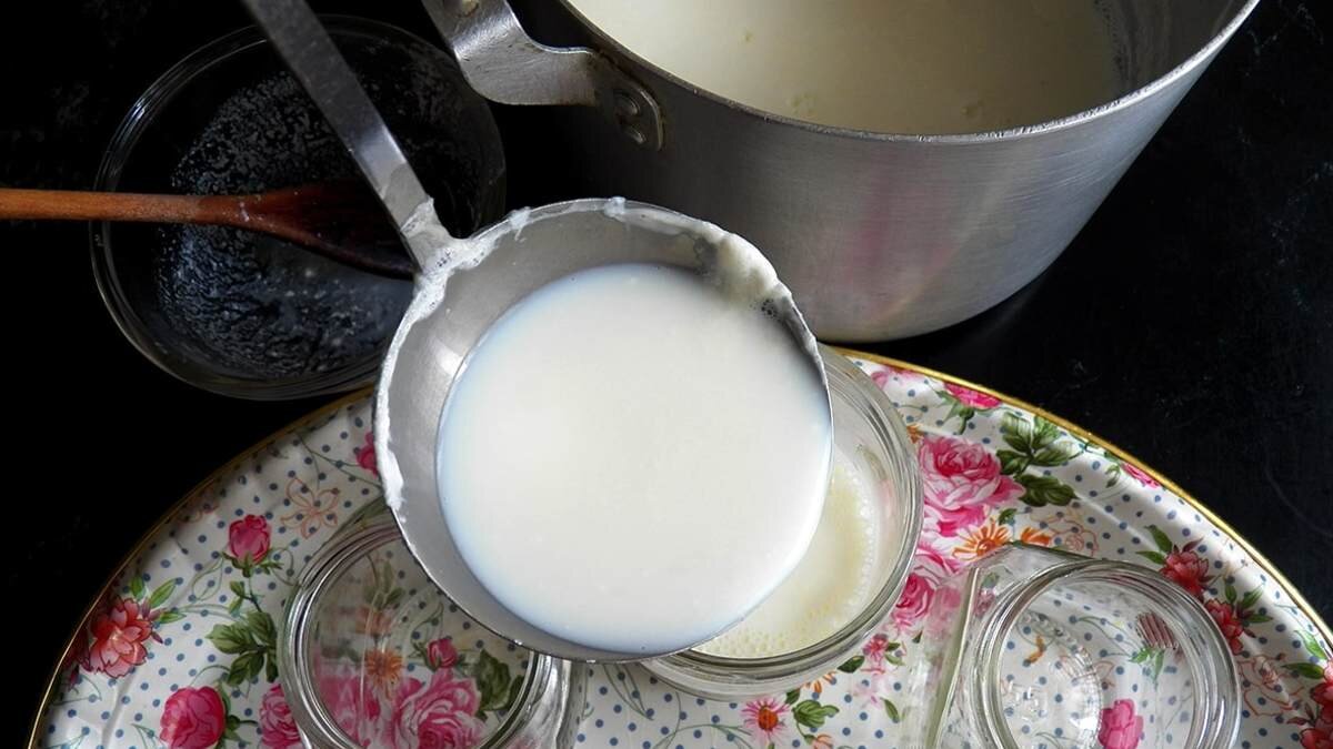 Мацони из молока рецепт. Грузинский традиционный кувшин для мацони. Сосуд для мацони Грузия. Грузинский традиционный сосуд для мацони. Мацони в чугунке.