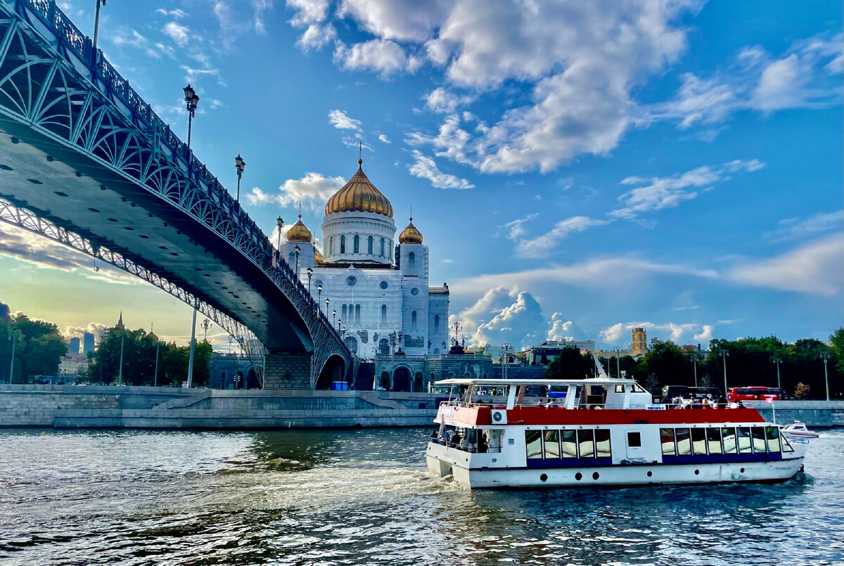 Храм Христа Спасителя, Москва река