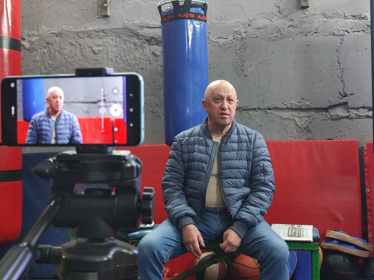 Встречались с Евгением Пригожиным в подвале среди спортивных снарядов. 