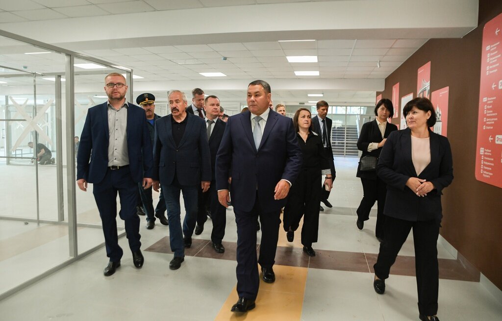 В Твери Игорь Руденя посетил школы 15 и 17, чтобы лично оценить качество проведенных в них работ