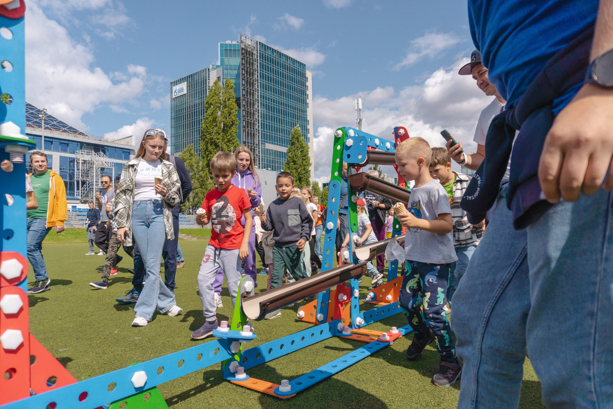    Спортивная площадка стала местом притяжения для газодобытчиков и их семей Марина Шарт