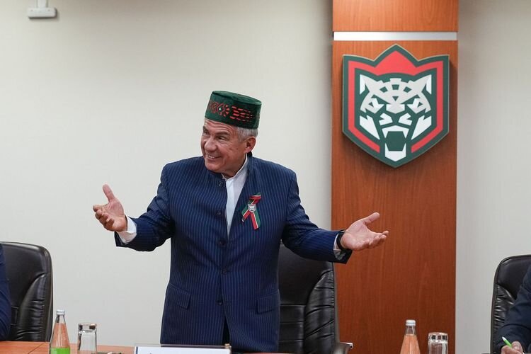    Сам Минниханов был в хорошем настроении. Вообще, из раза в раз видно, насколько президент Татарстана любит хоккей и лично «Ак Барс»