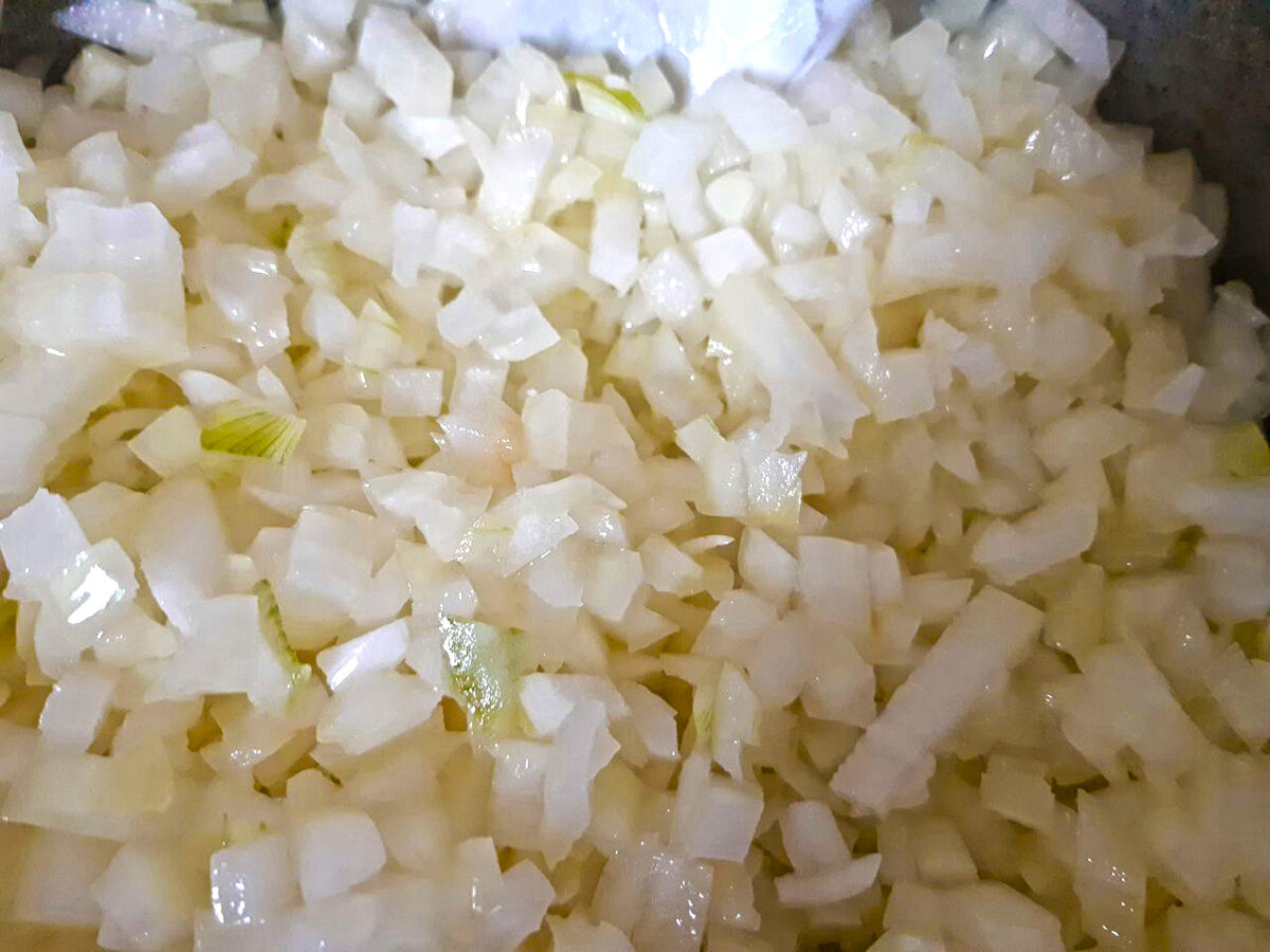 Лук нарезать кубиками или четвертинками колец