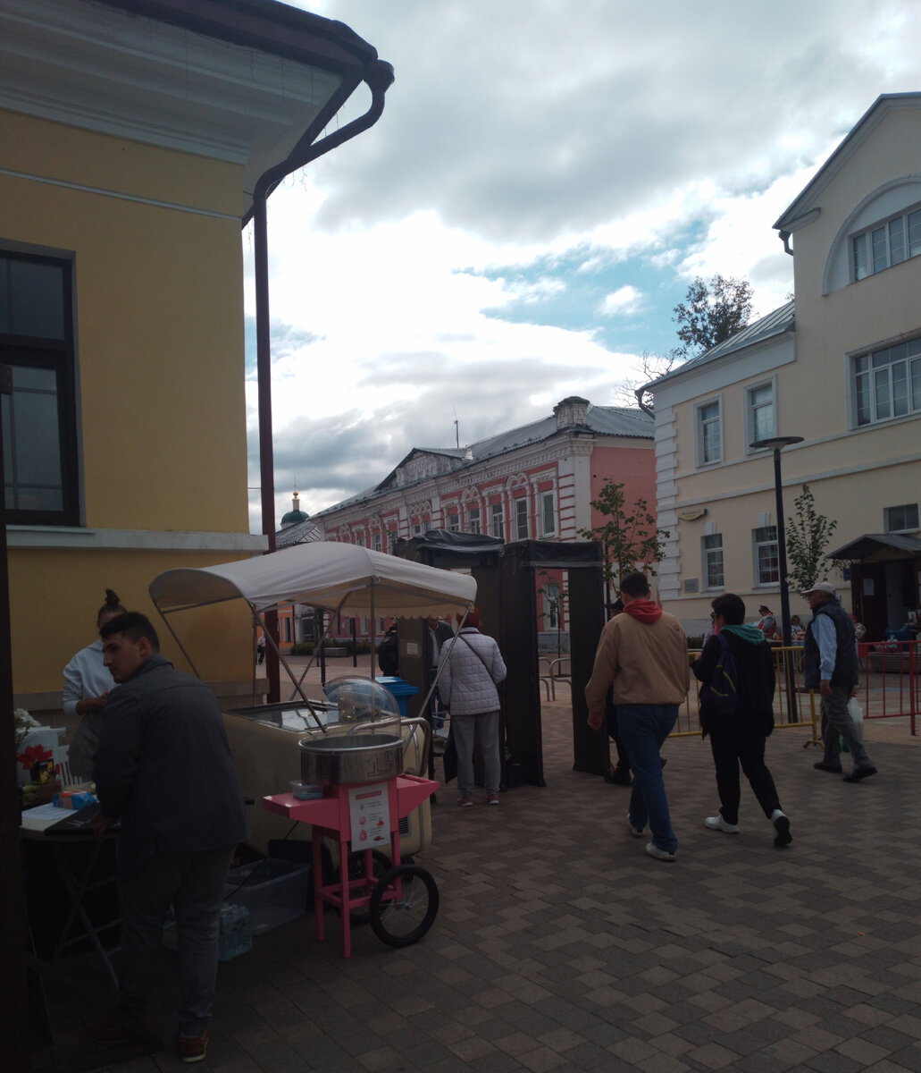 Нашему городу -877, но он  как всегда молод, красив, хорош собой, да ещё в в полном расцвете сил, радует своих жителей и гостей, историческими  памятниками, итересными музеями, замечательными...-7