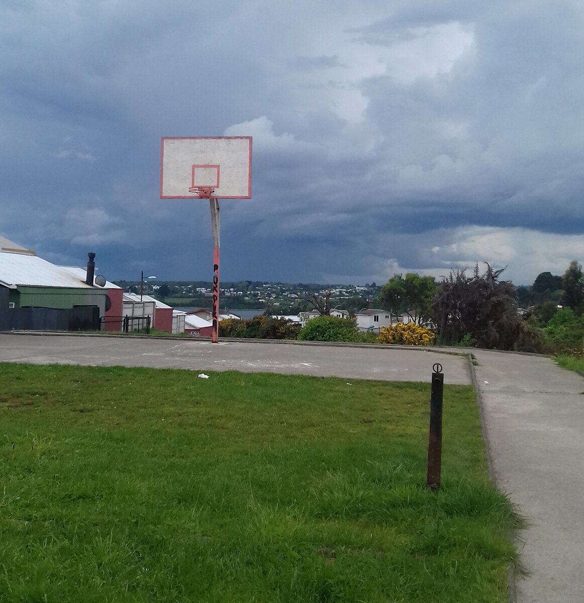 Площадка для баскетбола с видом на Тихий океан в родном районе Марко