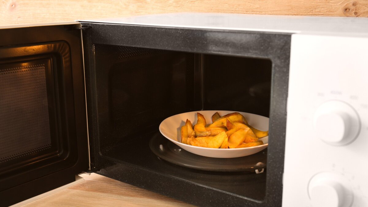Мощность микроволновой печи достаточна, чтобы нагреть картофель и даже его приготовить.